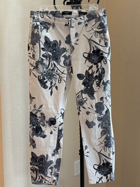 Nine West White Pants with Blue Floral Toile Print 💙🤍💙Size 8